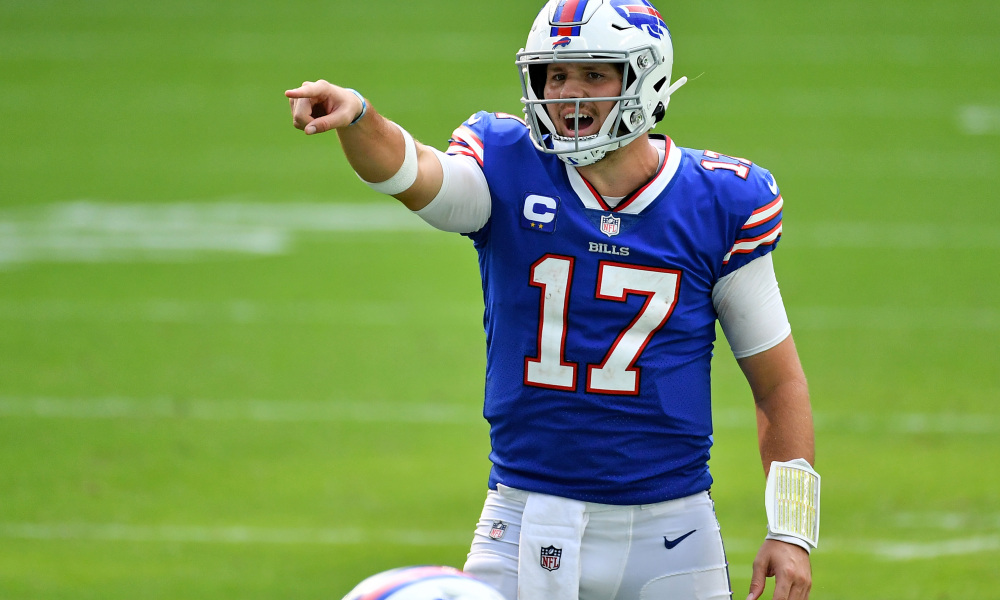 Buffalo Bills quarterback Josh Allen ser fram emot ett spel med Patrick Mahome